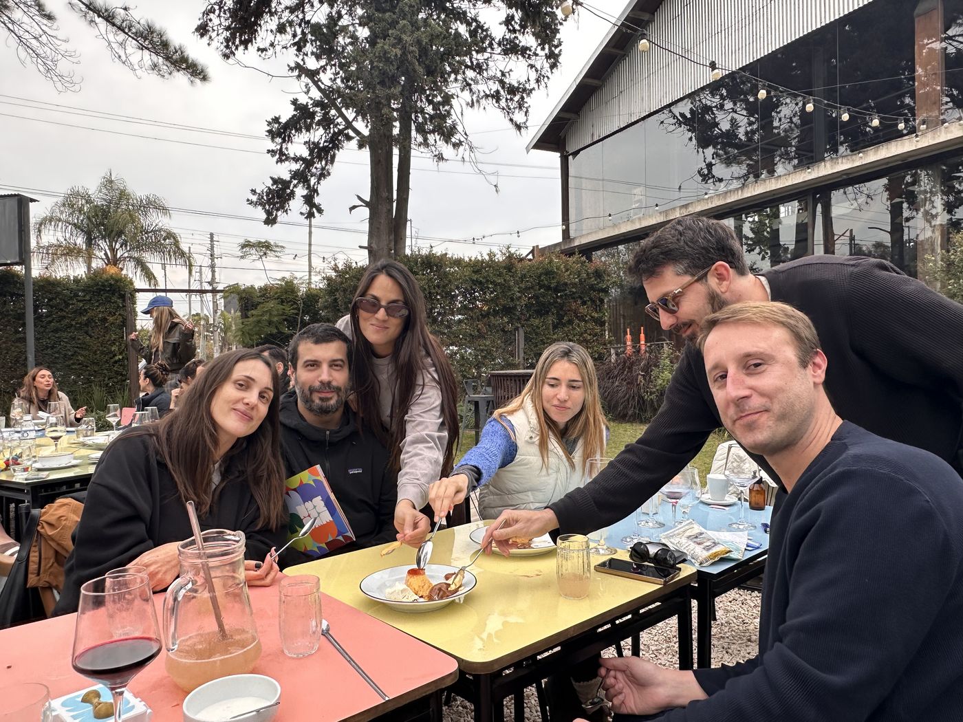Grupo de amigos en un evento al aire libre