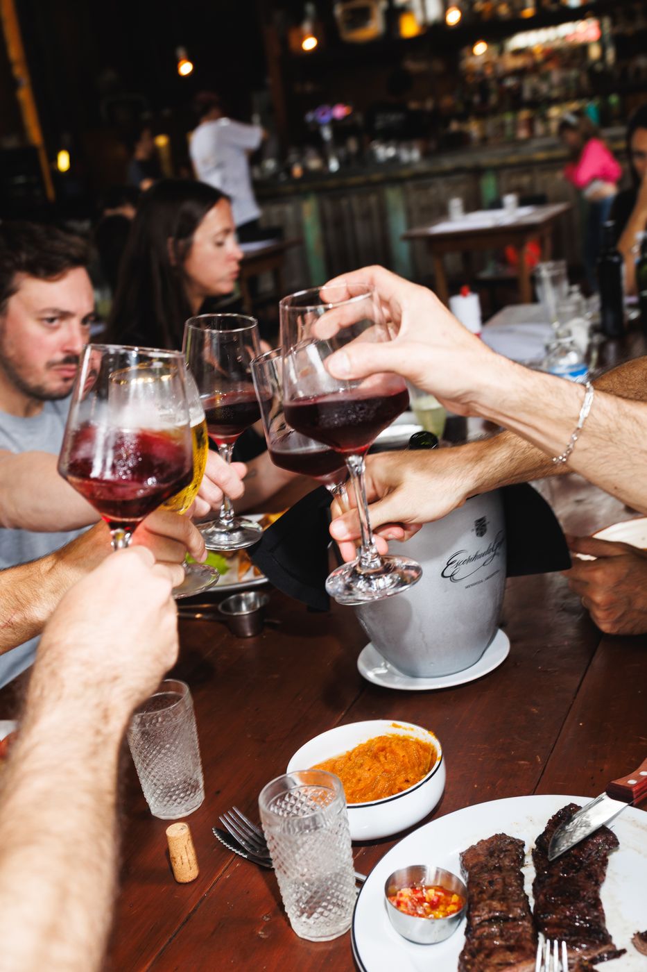 Brindis en la mesa
